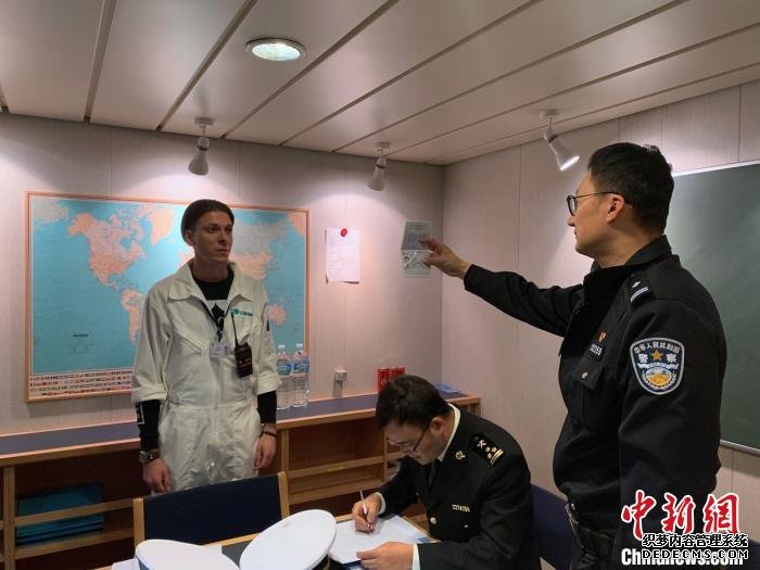 边检部门通过“中国(上海)国际贸易单一窗口”平台办理船舶预检手续和作业人员登轮手续。　付志清 摄