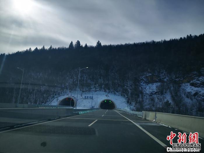 图为香丽高速公路香格里拉至小中甸段。迪庆州委宣传部提供