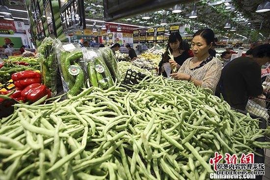 9月10日，中国国家统计局发布的数据显示，2019年8月份，中国居民消费价格(CPI)同比上涨2.8%。值得一提的是，当月鲜菜价格下降0.8%，影响CPI下降约0.02个百分点，为同比连续上涨18个月后首次转降。图为民众在山西太原一超市选购蔬菜。 /p中新社记者 张云 摄