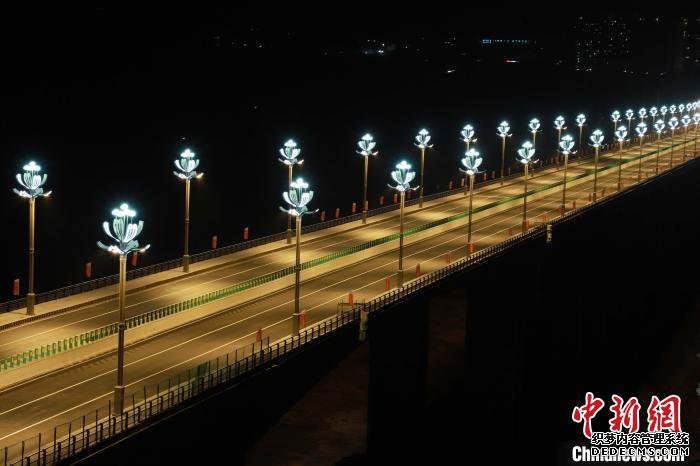 图为川海大桥夜景。　石延寿 摄
