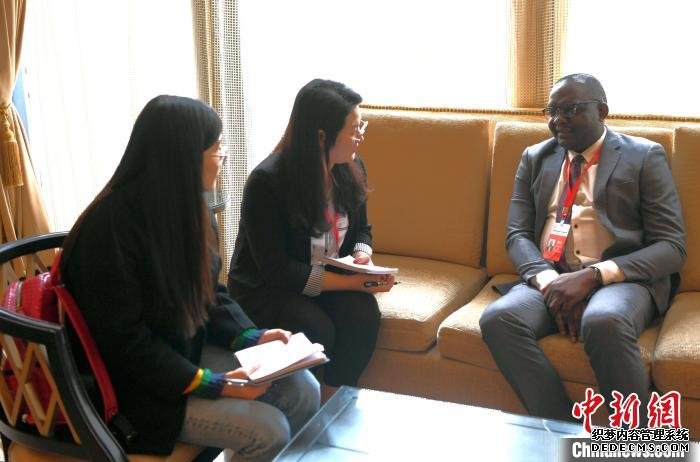 在第五届“海丝”国际旅游节期间，刚果民主共和国外交部部长第一助理主任卡桑达？威尼接受记者采访。　王东明 摄